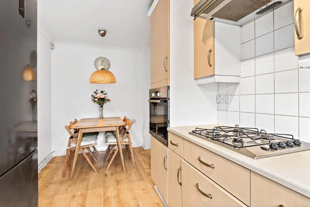 Super 2 Bedroom House Near Canary Wharf, O2 Arena & London Excel For 5 People