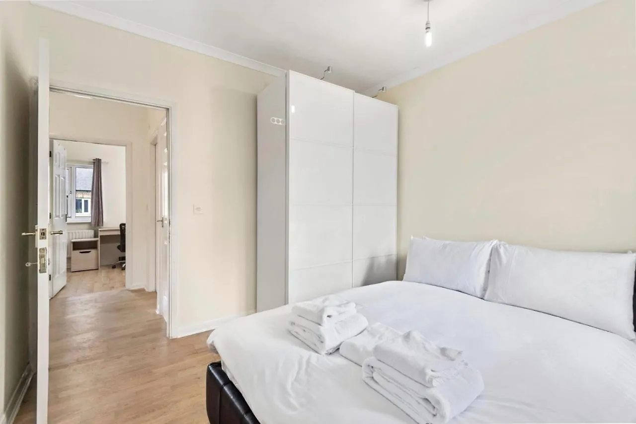 Super 2 Bedroom House Near Canary Wharf, O2 Arena & London Excel For 5 People 0*,