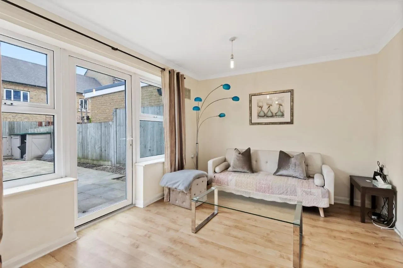 Super 2 Bedroom House Near Canary Wharf, O2 Arena & London Excel For 5 People